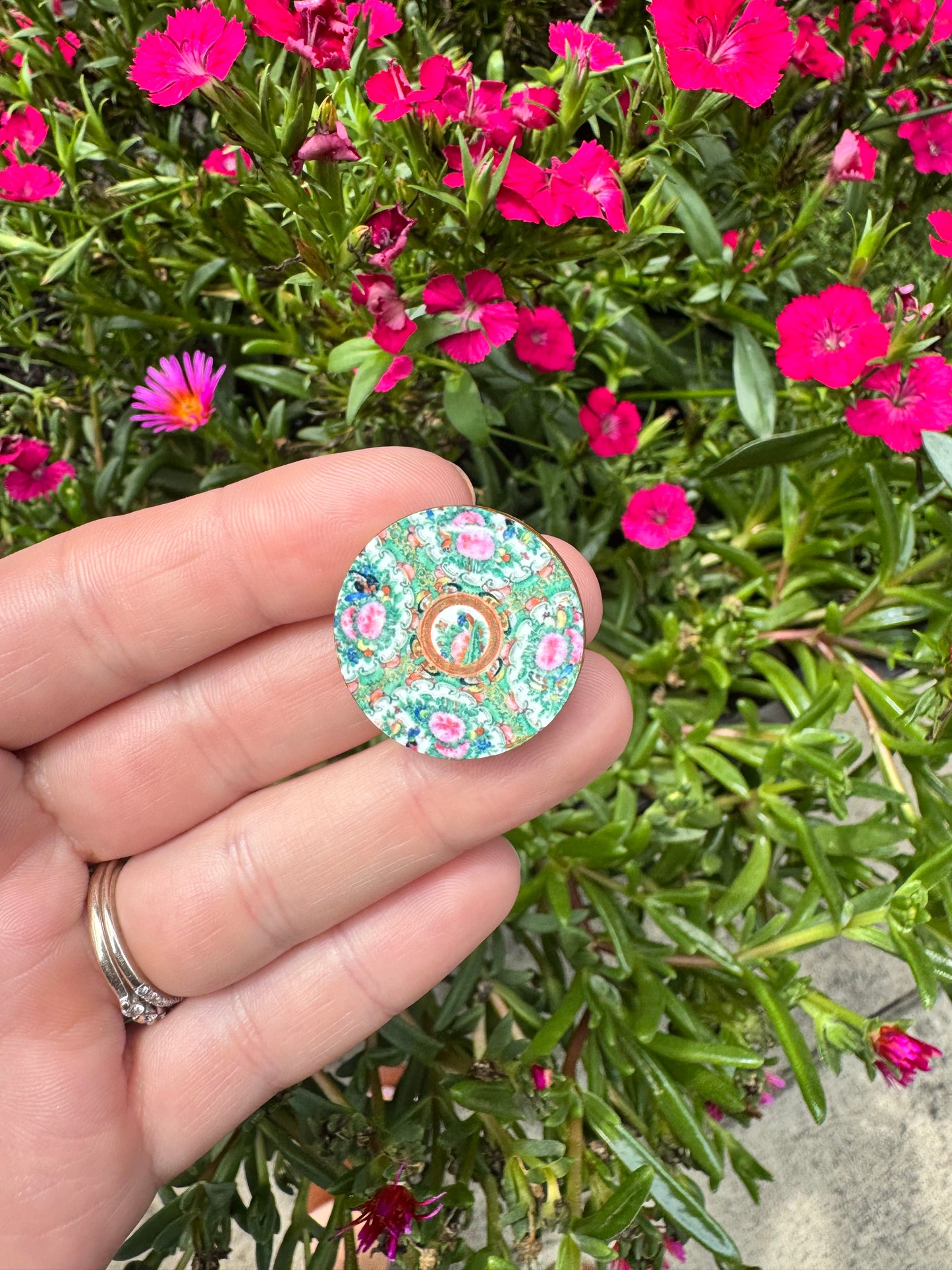 Needle Minder